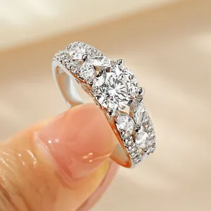 Vue macro d'une bague étincelante en moissanite de 1 carat avec détails de luxe au doigt