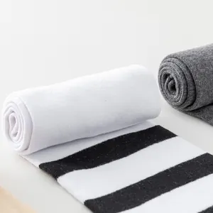 Vue détaillée montrant la texture douce des chaussettes montantes en coton élastique