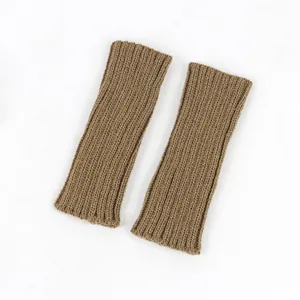 Mitaines tricotées marron avec texture côtelée verticale pour la chaleur hivernale.