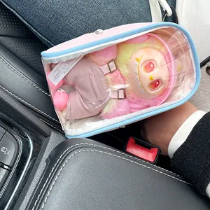 Detailansicht einer rosa und blauen transparenten PVC-Tragetasche für Stoffpuppen im Auto
