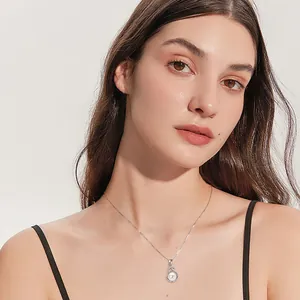 Elegante 14k goldgefüllte Süßwasserperlen- und Moissanit-Halskette an einem Modell