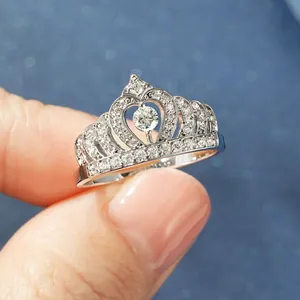 Detaillierte Nahaufnahme eines edlen silbernen Kronenrings mit glänzenden Schmucksteinen