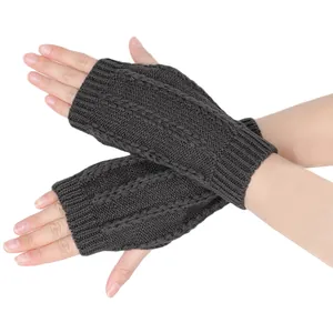 Nahaufnahme der dunkelgrau gestrickten fingerlosen Handschuhe mit elegantem Zopfmuster
