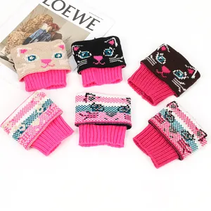 Vue détaillée de chauffe-bottes tricotés avec motifs de chat et bords roses côtelés