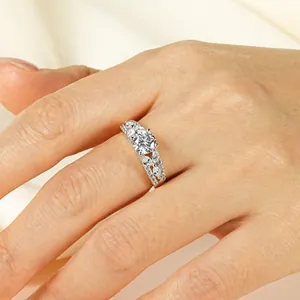 Vue macro détaillée d'une bague de luxe en moissanite de 1 carat portée sur une main