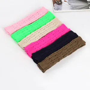 Primo piano di scaldabraccia senza dita in maglia a trecce in vari colori vivaci