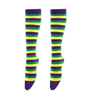 Vue détaillée des chaussettes hautes avec des rayures violettes, vertes et jaunes.
