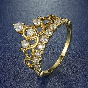 Gros plan d'une élégante bague couronne en or avec des zircons clairs scintillants.