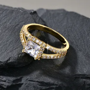Detailansicht von edlem 14k goldgefülltem Ring mit quadratischem 5A Zirkonia Stein