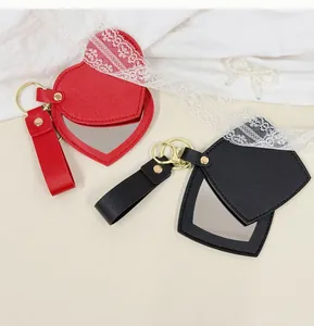 Détail montrant les couvercles rotatifs en cuir des miroirs cœur rouge et bouclier noir