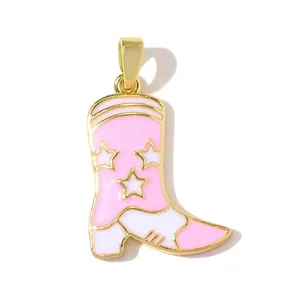 Primer plano del colgante de bota de vaquero de esmalte rosa con estrellas y baño de oro 18k