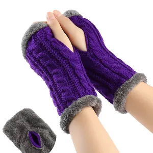 Vue détaillée des gants sans doigts en tricot torsadé violet avec peluche grise douce.
