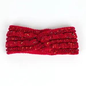 Vue détaillée d'un bandeau en maille rouge avec une texture de fil moucheté multicolore
