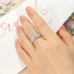 Gros plan d'une bague en moissanite de 1 carat au doigt avec finition argentée
