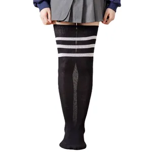 Chaussettes hautes noires grandes tailles à rayures blanches pour l'automne et l'hiver.