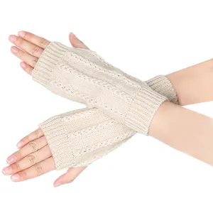 Detailansicht von beige Zopfstrick fingerlose Handschuhe für den Winter