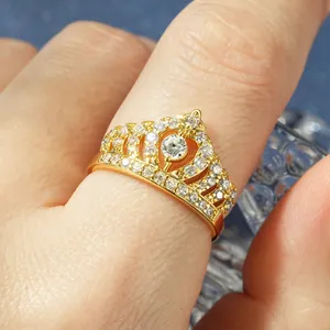 Detailansicht eines 14k vergoldeten Kronenrings mit funkelnden Zirkonia-Steinen