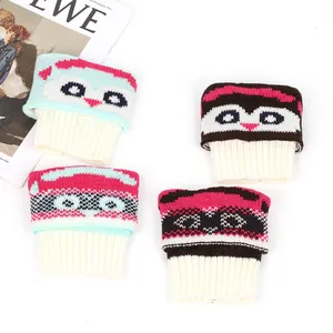 Gros plan détaillé de jambières en tricot avec motif hibou et revers de bottes courts.