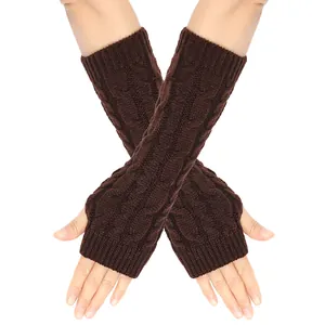 Dettaglio di scaldabraccia senza dita in maglia a trecce marrone scuro per l'inverno