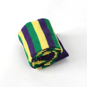 Détail en gros plan de chaussettes hautes rayées violet, vert et jaune pour le carnaval