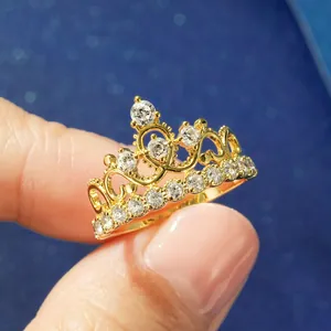 Détail d'une bague couronne en or 14 carats avec des pierres de zircone 5A étincelantes.