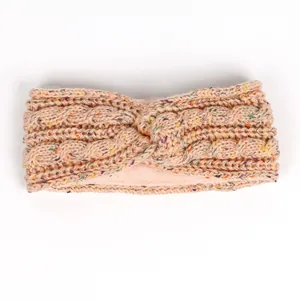 Gros plan sur un bandeau en tricot moucheté coloré avec une doublure en polaire rose