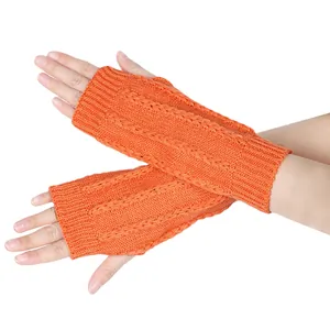 Orangefarbene fingerlose Strickhandschuhe mit Zopfmuster, Detailansicht der Textur.