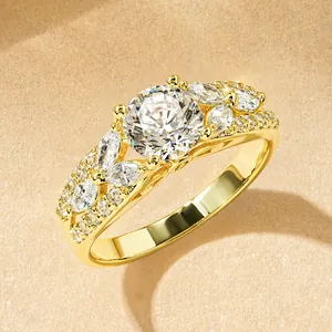 Vue détaillée d'une bague de luxe en or 14k avec moissanite 1ct et pierres d'accent
