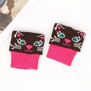 Détail des protège-bottes en tricot avec motif chat mignon marron et rose