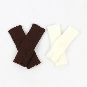 Vue rapprochée de mitaines en maille marron et crème de haute qualité pour l'hiver