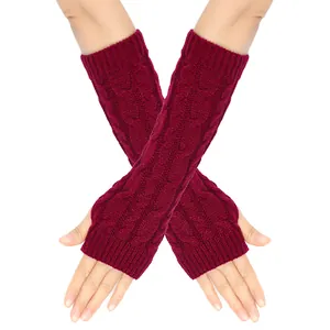 Dettaglio di scaldabraccia lunghi in maglia a trecce bordeaux senza dita per inverno