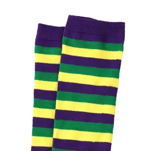 Vue détaillée des chaussettes montantes à rayures horizontales violettes vertes jaunes