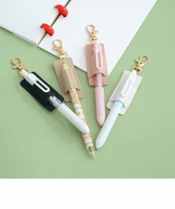 Detalle de fundas para bolígrafos de cuero PU de colores con llaveros dorados en verde