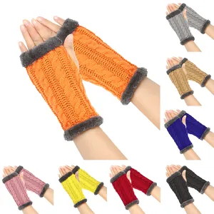 Mitaines tricotées d'hiver avec motif torsadé et bordure en fausse fourrure en plusieurs couleurs