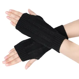 Detaillierte Nahaufnahme schwarzer Strickstulpen mit Zopfmuster für wohlige Winterwärme
