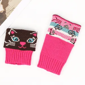 Détail de chauffe-bottes en tricot rose avec jacquard chat mignon et texture côtelée