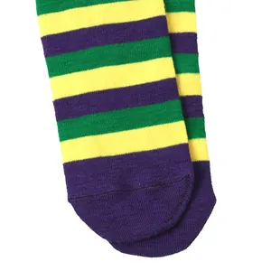 Vue détaillée en gros plan de chaussettes de carnaval rayées violet, vert et jaune