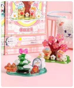 Nahaufnahme von 3D-Cartoon-Pinguin und Bären-Relief-Ornamenten mit DIY-Kirschbaum