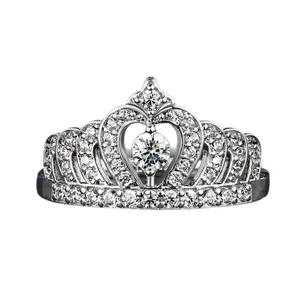 Eleganter silberner Kronenring mit herzförmiger Mitte und funkelnden Steinen