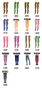 Sélection de chaussettes hautes rayées pour les fêtes d'Halloween et de Noël multicolores