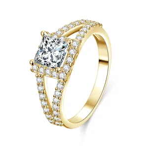 Eleganter 14k goldgefüllter Ring mit Zirkonia im Prinzessschliff und geteiltem Schaft.