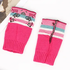 Vue détaillée de jambières en tricot rose avec motif jacquard turquoise et blanc.