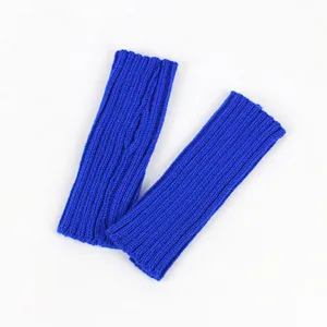 Vue détaillée des chauffe-bras tricotés bleus à côtes sans doigts pour le confort hivernal