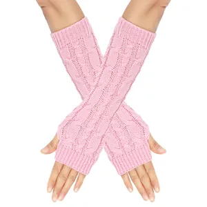 Primo piano di scaldabraccia senza dita in maglia a treccia rosa su mani incrociate