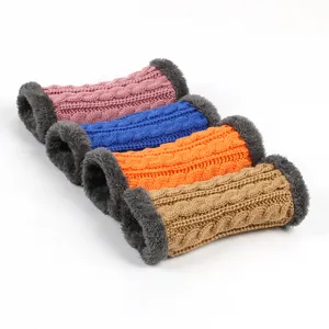 Vue détaillée de quatre chauffe-bras en tricot torsadé avec doublure en fausse fourrure.