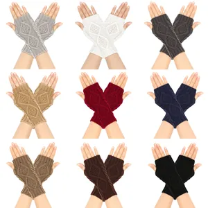 Vue détaillée de neuf variantes de couleurs de mitaines en tricot torsadé à losanges