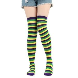 Chaussettes montantes à rayures horizontales violet vert et jaune pour le carnaval