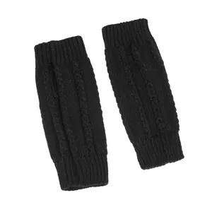 Detailansicht der schwarzen Zopfstrick-Armstulpen ohne Finger mit Daumenloch für den Winter