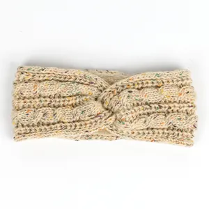 Gros plan sur le bandeau en tricot beige avec des taches colorées et doublure polaire