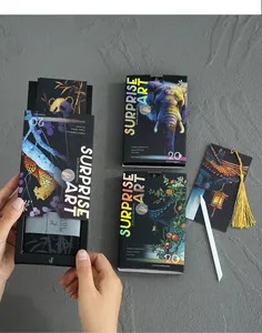 Detailansicht des YUELU SURPRISE ART Rubbelbild-Sets mit Stift und Lesezeichen-Accessoire